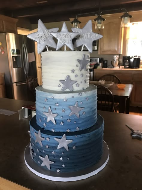 Star cake, ombré blue cake, buttercream, gumpaste stars Under The Stars Cake, Stars Cake Ideas, Star Birthday Cake Aesthetic, Blue Silver Cake, Star Cake Birthday, Blue Star Cake, Star Bday Cake, Blue And Silver Cake, Sweet 16 Cakes Blue And Silver