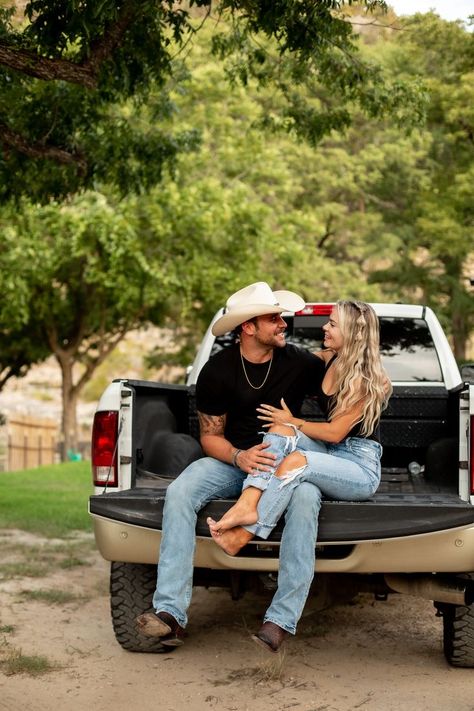 Truck Engagement Photos, Truck Couple, Western Couple Photoshoot, Country Couple Pictures, Casual Engagement Photos, Country Engagement Pictures, Cowboy Casual, Cute Country Couples, Western Photoshoot