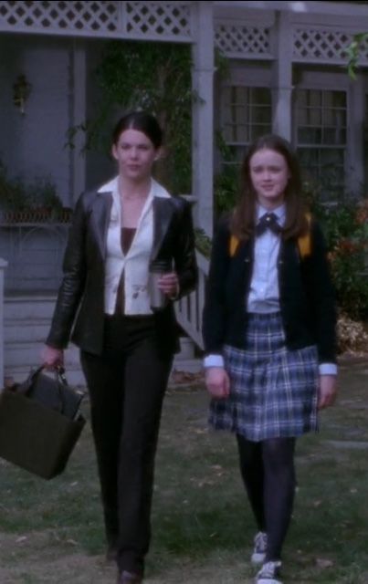 2000s Fall Fashion, Outfits Cafe, Lorelai Gilmore Outfits, Mini Skirt Knee High Boots, Aesthetic Mini Skirt, Rory Gilmore Outfits, Young Professional Fashion, Lorelai Gilmore Style, Coffee Outfits