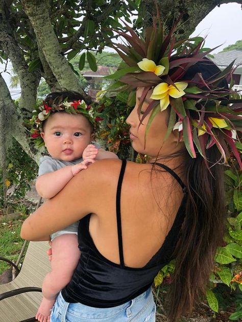 Fresh Flower Crown, Motherhood Pictures, Simple Flower Crown, Haku Lei, Baby Flower Crown, Island Life Style, Polynesian Culture, Mini Roses, Flower Crowns