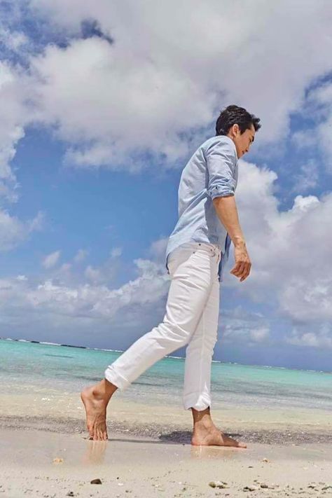 Song Seung Heon Sea Beach Photoshoot, Beach Fashion Shoot, Mens Beach Style, Beach Outfit Men, Mens Photoshoot Poses, Beach Pictures Poses, Beach Photography Poses, Men Photoshoot, Best Poses For Men