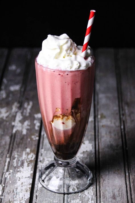 Cake Shake Recipe, Red Velvet Shake, Chocolate Red Velvet Cake, Red Velvet Milkshake, Cake Shake, Homemade Ice Pops, Velvet Desserts, Ice Cream Shakes, Milkshake Smoothie