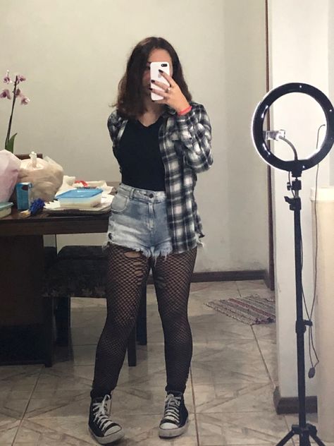 Emo Woman Outfits, Casual Outfits With Fishnets, Emo Outfits For Women, Shorts With Tights Outfit Summer, Fishnet Outfit Classy, Emo Outfits Summer, Fish Net Tights Outfit Shorts, Shorts And Fishnets Outfits, Fishnet Outfit Aesthetic