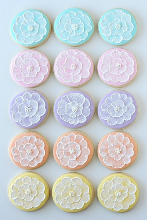 Make these gorgeous sugar cookies with the brush embroidery technique. Perfect for a bridal shower, Spring party or even a birthday party! Be sure to save them to your Recipe Board! Embroidery Cookies, Brush Embroidery Cake, Deco Pastel, Brush Embroidery, Spring Cookies, Pretty Cookies, Fancy Cookies, Creative Cookies, Flower Cookies