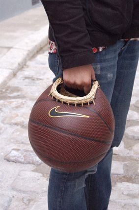 recycling an old basketball Old Basketball, Basketball Purse, Old Baskets, Astuces Diy, Ways To Recycle, Upcycle Recycle, Basketball Mom, A Basketball, Trash To Treasure