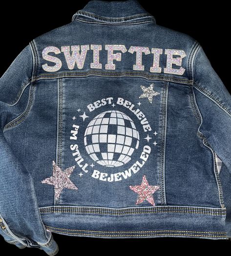 Taylor Swift “swiftie” inspired jacket Taylor Swift Lover Era Outfits, Lover Era Outfits, Eras Merch, Outfits On A Budget, Taylor Swift Lover Era, Era Outfits, Jean Jacket Diy, Customised Denim Jacket, Taylor Swift Swiftie