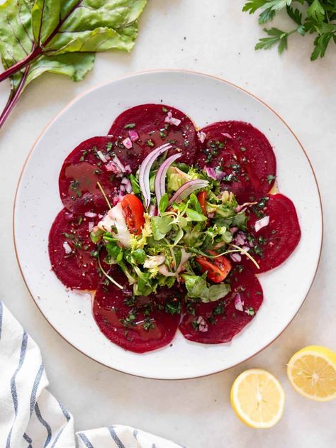 Beet Carpaccio Recipe, Restaurant Appetizers Ideas, Fancy Salads Presentation, Salad Plating Ideas, Beat Salad, Tomato Tartare, Salad Plating, Restaurant Salads, Beet Carpaccio