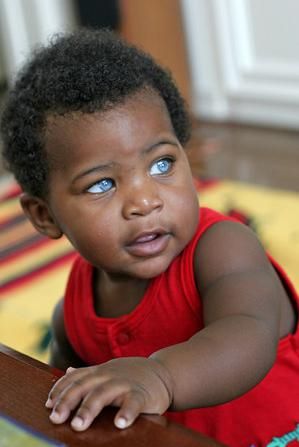 Black baby with blue eyes Black With Blue Eyes, People With Blue Eyes, Blue Eyes Natural, Blue Eyed Baby, Amazing Eyes, Eye Pictures, Genetic Mutation, Beautiful Blue Eyes, Stunning Eyes