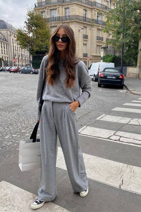 Stylish Jeans Outfit, Simple Summer Dresses, 38 Super, Joggers Outfit, Scandinavian Fashion, Outfits With Converse, Spring Fashion Outfits, Fancy Blouses, Grey Outfit