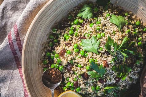 Raw Vegan Savory Sprouted Quinoa Salad. This Raw Sprouted Quinoa Salad recipe makes great use of an already high-protein grain. Vegan Quinoa Recipes, Vegetable Marinade, Sprouting Quinoa, Vegan Casserole, Vegan Quinoa, Quinoa Salad Recipes, Agave Nectar, Kalamata Olives, Raw Vegan Recipes