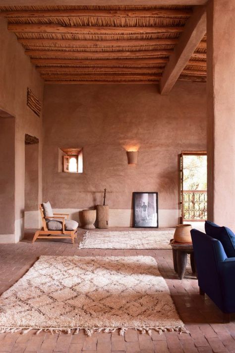 Boho Farmhouse Living Room, Moroccan Interior Design, Moroccan Home Decor, Mud House, Moroccan Interiors, Moroccan Homes, Adobe House, Living Vintage, Material Selection