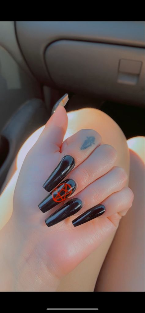 Acrylic Nails Ideas Emo, Simple Gothic Nails Coffin, Black Nails Goth Gothic, Punk Rock Nails Grunge, Motley Crue Nails, Nails Acrylic Emo, Nails Acrylic Gothic, Punk Nails Acrylic, Goth Coffin Nails