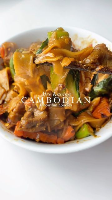 Cambodian Food Recipes, Rice Noodle Stir Fry, Chow Fun Noodles, Broccoli And Carrots, Chow Fun, Chinese Broccoli, Cornstarch Slurry, Dried Chili Peppers, Cambodian Food