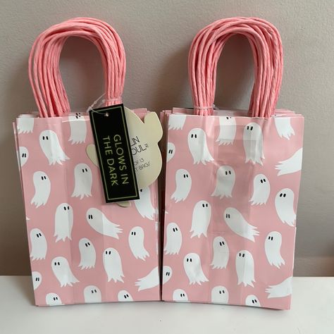 Pink Halloween Ghost Treat Bags! Hard To Find And Adorable Total Of 26 Bags (13 In Each Set) Ghoulfriends Party, Pink Halloween Goody Bags, Pink Halloween Party, Pink Ghost Decorations, Pink Ghost Birthday Party, Girly Ghost Birthday, Pink Pastel Halloween Party, Ghost Treats, Baby Girl Sprinkle