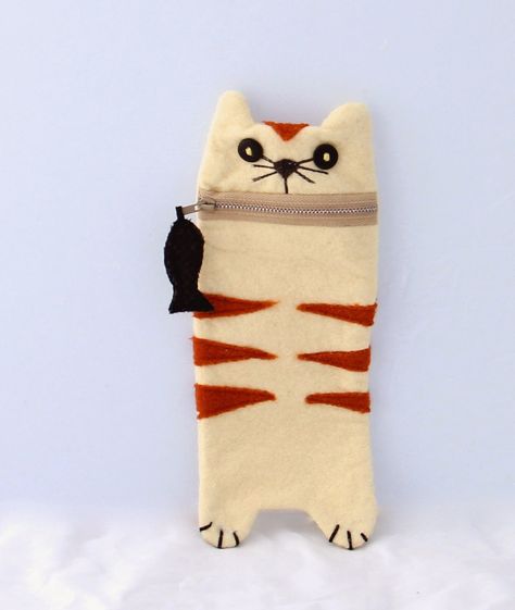 created blissfully - wool cat pencil case Felt Pencil Case, Pencil Case For School, Animal Pencil Case, Daughter And Mom, Pencil Case Sewing, Cat Pencil Case, Diy Pencil Case, Wool Cat, Diy Pencil