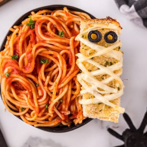 Mummy Garlic Bread - Family Fresh Meals Maid Rite Sliders, Crockpot Stuffed Shells, Best Spaghetti Recipe, Crockpot Spaghetti Sauce, Frozen Garlic Bread, Loose Meat Sandwiches, French Bread Loaf, Halloween Food Dinner, Best Spaghetti