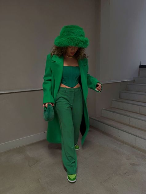 Monochromatic Outfit Green, Green Monochrome Outfit, Monochrome Outfit Aesthetic, Monochromatic Outfit Aesthetic, All Green Outfit, Green Outfits For Women, Casual Attire For Women, Monochromatic Fashion, Monochromatic Outfit