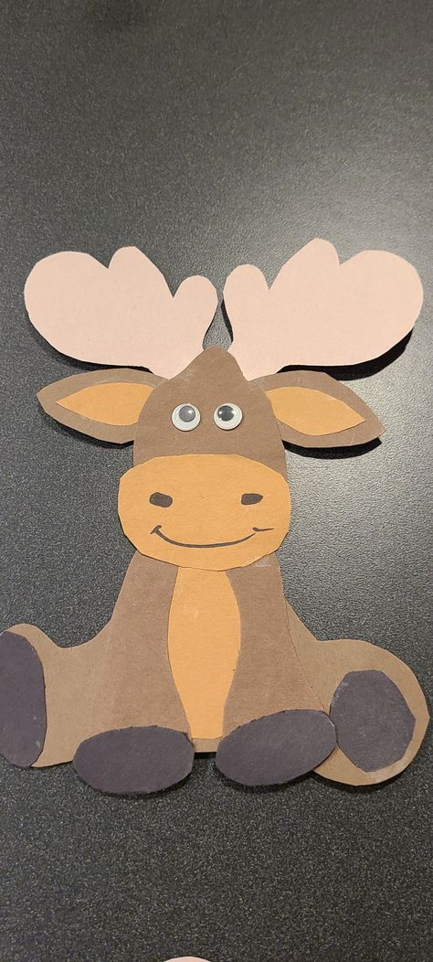 Moosletoe Craft, Christmas Moose Crafts, Moose Crafts For Kids, Elk Crafts For Preschool, Handprint Moose, Moose Craft For Preschool, Moose Diy Crafts Ideas, Caribou Craft, Moose Crafts For Preschool