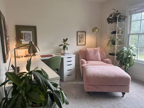 Office with white large desk, pink cozy lounge chaise, plants, and art Chaise In Office, Office And Reading Room Combo, Home Office With Reading Area, Small Office With Chaise Lounge, Home Office Lounge Chair, Craft Reading Room, Office Couch Bed, Small Couch In Office, Bedroom With Desk And Couch