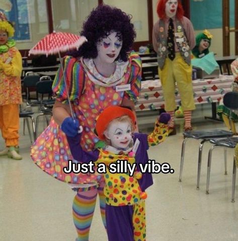 Clowns Kissing, Clowncore Fashion, Clown Walk, Clown Meme, Clown School, Silly Clown, Clown Stuff, Clown Core, Clown Nose