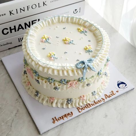 Korean cake jakarta | Layca (@layca.cake) • Instagram photos and videos Korean Inspired Cake, Vintage Cake Decorating, Cake Instagram, Tiny Cakes, Korean Cake, Korean Birthday, Pretty Birthday Cakes, Cute Birthday Cakes, Decorating Inspiration