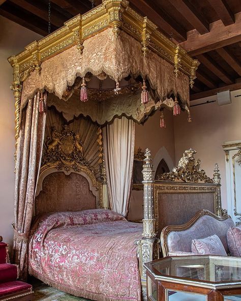 𝓚𝓪𝓻𝓵𝓲𝓷𝓪 𝓙𝓾𝓷𝓮 on Instagram: “Good Afternoon ☁️💚 📷:@arundelcastleuk #classicinterior #classicdesign #regency #antiquedecor #decor #instahome #homedeco #bedroominspo…” Royal Bedrooms, Garden Bedroom Ideas, Medieval Garden, Castle Bedroom, Arundel Castle, Dwelling Place, Canopy Beds, Eilean Donan, English Castles