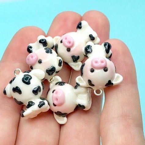 Cow Clay, Diy Crafts Love, Clay Diy Projects, Clay Crafts Air Dry, Polymer Clay Animals, Polymer Clay Jewelry Diy, Cute Polymer Clay, Cute Clay, Clay Miniatures