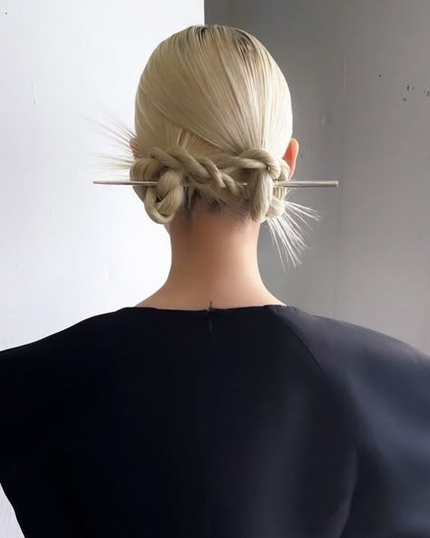 Easy Editorial Hair, U Clip Hairstyles, Hair Pins Hairstyles, Hair Pin Ideas, Hair Pin Style, Κούρεμα Bob, High Fashion Hair, Braid Bun, Couture Hairstyles