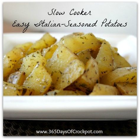 Slow cooker Italian Seasoned Potatoes: An easy, flavorful potato side dish that can be prepped in about 5 minutes! Slow Cooker Italian, Parmesan Soup, Crock Pot Food, Seasoned Potatoes, Crockpot Dishes, Potato Side Dishes, Crock Pot Slow Cooker, Think Food, Italian Dressing