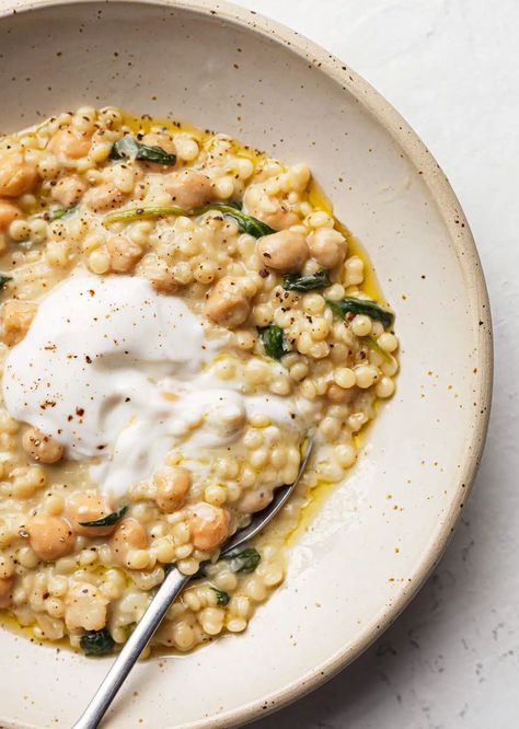 Creamy Giant Couscous With Chickpeas + Spinach - SO VEGAN Dinners With Couscous, Giant Couscous, Chickpeas And Spinach, Creamy Orzo, Broccoli Fritters, Spinach Recipe, Brunch Desserts, Light Breakfast, Couscous Recipes