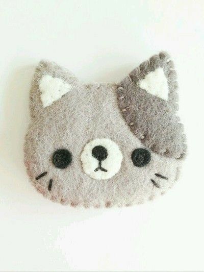 Felt Kitty, Felt Keychain, Felt Crafts Diy, Cute Sewing Projects, Pola Amigurumi, Grey Cat, Pola Sulam, Felt Cat, Felt Patterns