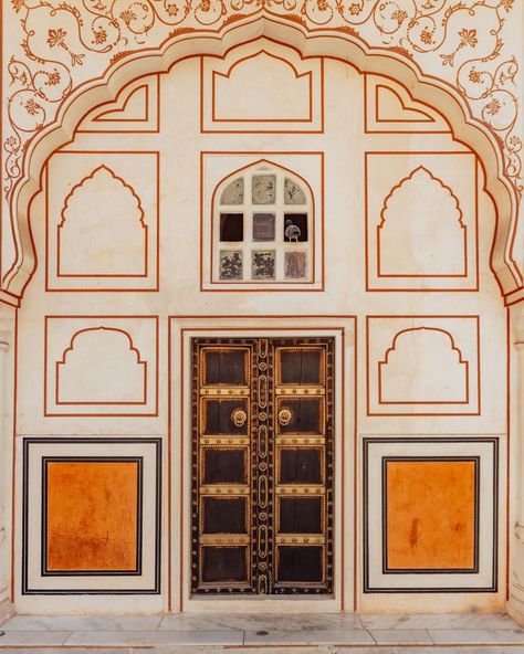 Indian architecture. 📷 @reispackers Indian Windows, Traditional Architecture Indian, Mughal Architecture Inspired Fashion, Aesthetic Indian Architecture, Royal Rajput Wallpaper, Architecture Inspired Fashion, Vintage Indian Architecture, Rajasthani Architecture Elements, Mughal Doors Illustration