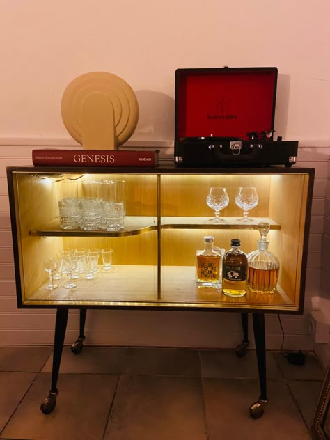 Mini Bar Bedroom, Coin Bar Salon, House Mini Bar, Mini Bar Salon, Mini Bar Ideas, Mini Bar Cabinet, Drinks Corner, Cocktail Corner, Home Cocktail Bar