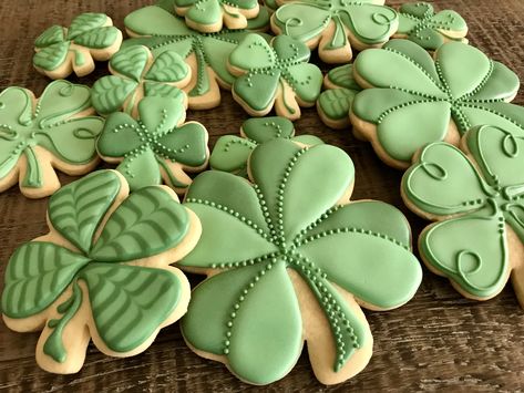 Four leaf clovers! Enough good luck for everyone. Four Leaf Clover Decorated Cookies, Four Leaf Clover Cookies Royal Icing, 4-h Cookies Decorated, Irish Cookies Decorated, Irish Sugar Cookies, Four Leaf Clover Cookies, Saint Patrick Cookies, Clover Cookies Decorated, Shamrock Decorated Cookies