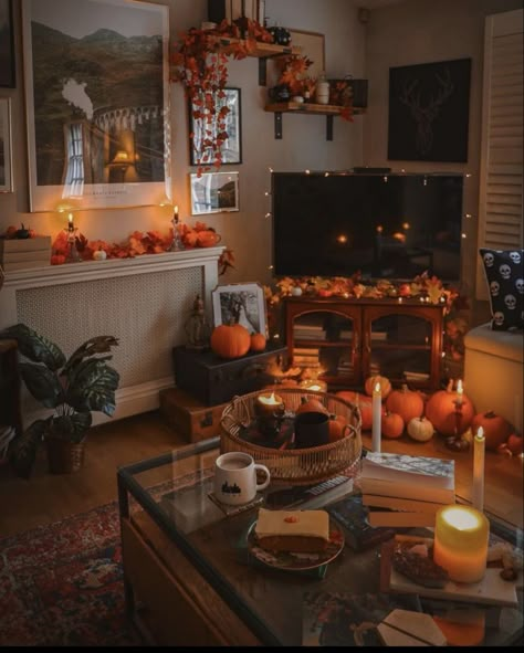 Aesthetic Fall Decor Living Room, Cozy Fall Halloween Decor, Autumn Decor Apartment, Halloween Cozy Decor, Autumn Apartment Aesthetic, Cozy Halloween Aesthetic Decor, Fall Aesthetic Decorations, Autumn Themed Room, Cozy Fall Home Aesthetic