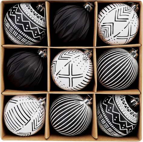 African Christmas Decor, White Tree Ideas, Black And White Christmas Ornaments, South African Christmas, Black White Christmas Tree, Centerpiece Wreath, White Christmas Tree Decorations, African Christmas, Tree Centerpiece