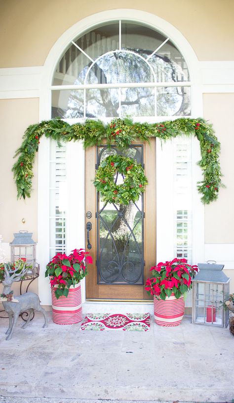 Pretty Christmas front porch ideas with fresh greenery! Christmas Porch Ideas, Christmas Porch Decorations, Holiday Entryway, Modern Farmhouse Porch, Christmas Front Porch Ideas, Christmas Books For Kids, Vintage Porch, Porch Decorations, Rustic Porch