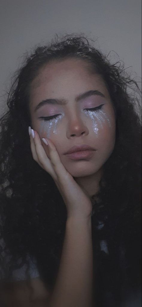 Tear Glitter Makeup, Stars Makeup Glitter, Makeup Tears Glitter, Mascara Tears Make Up, Glittery Tears Makeup, Tear Makeup Looks, Glitter Tears Photoshoot, Euphoria Tears Makeup, White Tears Makeup