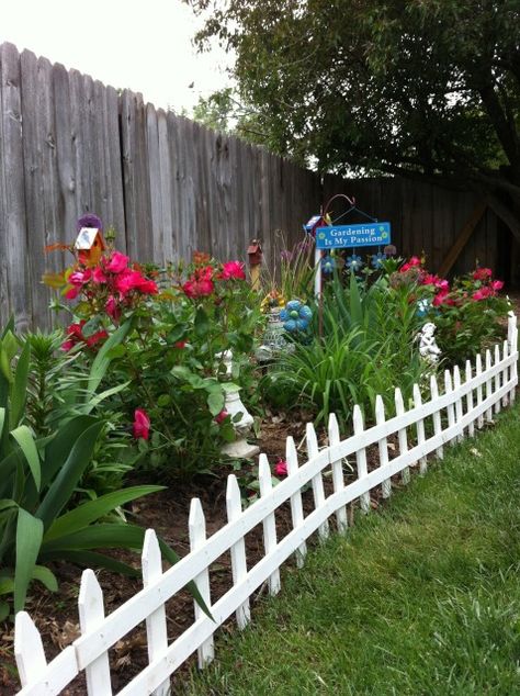 cute ideas, Greta has this little fence. Garden Design Fence Ideas, Fence Around Flower Bed, Wooden Garden Fence Ideas, Garden Fence Ideas Decorative, Flower Garden Fence Ideas, Scalloped Garden Edging, Wooden Fence Decorating Ideas, Garden Wooden Fence, Fence Ideas Garden