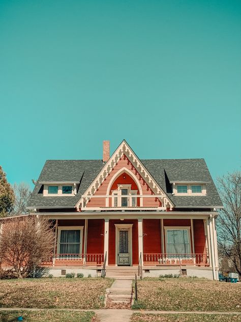 Photo of a house that looks like a Wes Anderson movie Wes Anderson House Exterior, Wes Anderson Architecture, Wes Anderson Style Photography, Wes Anderson House, Wes Anderson Characters, Anderson Aesthetic, Wes Anderson Movie, Wes Anderson Aesthetic, Dreamy Space