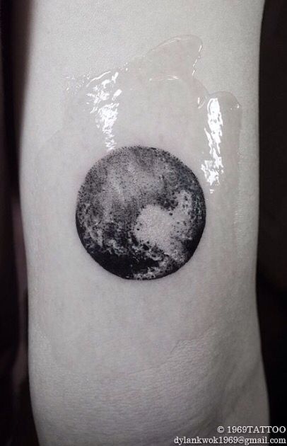 Pluto Tattoo by 1969tattoo @ Instagram Pluto Tattoo, E.t Tattoo, Planet Tattoo, Tattoo Catalog, Earth Tattoo, Planet Drawing, Planet Tattoos, Cute Tiny Tattoos, Space Tattoo