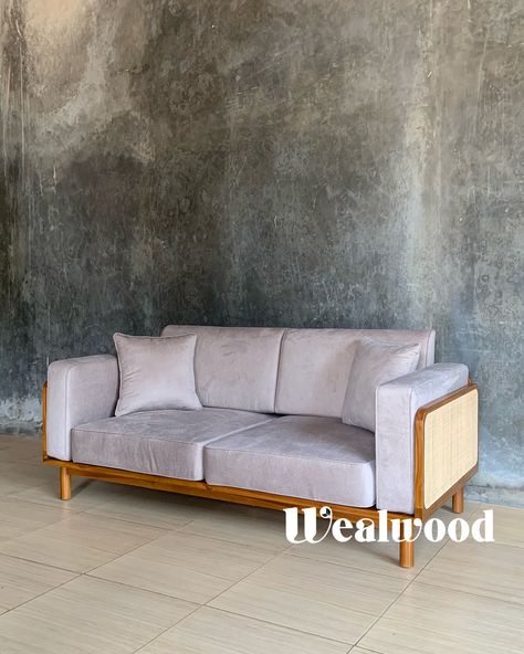 Sofa santai yang cocok untuk ditaruh diruang tamu maupun diruang televisi, sofa ini akan menambah kesan estetik pada rumah anda. Dengan tampilan elegan berbahan kayu jati solid yang dikombinasikan dengan anyaman rotan alami. Ruangan simple pasti idaman semua orang betul ga? Kalo anda menjawab betul berarti anda perlu untuk memikirkan dan merombah ruangan anda semakin simple saja. @wealwood.id sebagai alternatif anda untuk belanja furniture karena kami adalah #sahabatterbaikruanganmu dapatka... Sofa Santai, 2 Set, Jakarta, Sofa, Square