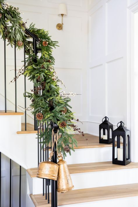 Havenly Tells You How To Give Your Entry Some Holiday Cheer - Pottery Barn Pottery Barn Staircase, Holiday Staircase Decor, Double Door Decor, Chapel Flowers, Pottery Barn Holiday, Julkransar Diy, Parisian Modern, Minimalist Holiday Decor, Staircase Decor Ideas