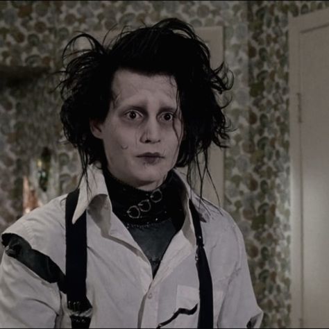 Edward Scissorhands Animated, Edward Siccorhands, Edward Siccors Hands, Pfps Halloween, Edward Scissor, Scissor Hands, Barnabas Collins, Johnny Depp Movies, Tim Burton Art