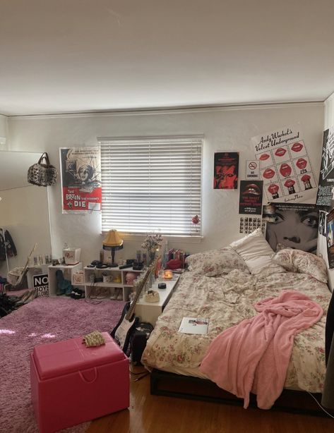 Kay Stratford Room, White Room With Pink Accent Wall, Behind Vanity Wall Ideas, Warm Bedroom Aesthetic Cozy, Messy Bedroom Aesthetic, Uni Room Aesthetic, Bedroom With Couch, Movie Bedroom, Messy Bedroom