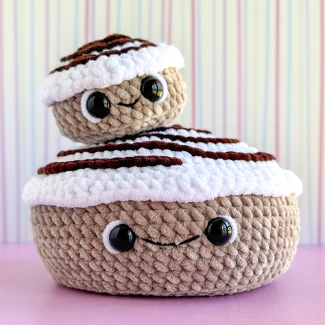 Crochet Cinnamon Roll, Cinnamon Roll Desserts, Fake Candy, Plushie Crochet, Crochet Plushies, Plushie Patterns, Crochet Animals Free Patterns, Felt Projects, Cinnamon Roll