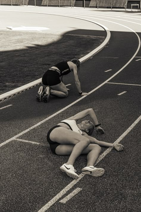 Track And Field Training, Track Asthetic Picture, Backflip Aesthetic, Aesthetic Track Pictures, Track Athlete Aesthetic, Laufen Aesthetic, Female Athlete Aesthetic, College Athlete Aesthetic, Running Track Aesthetic