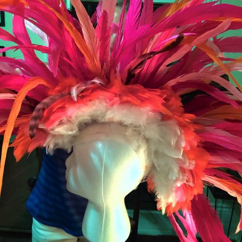 How to make a feather Mohawk headpiece. Feather Mohawk, Carnaval Diy, Drag Costume, Foam Wig, Ori Tahiti, Flamingo Costume, Brazilian Samba, Styrofoam Head, Samba Costume