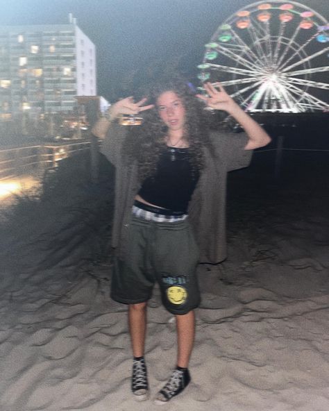 late night beach photoshoot Grunge Beach Outfit Summer, Beachy Grunge Aesthetic, Beach Grunge Aesthetic, Beach Grunge Outfits, Summer Aesthetic Grunge, Teenage Dirtbag Aesthetic Outfits, Grunge Beach Aesthetic, Grunge Beach Outfit, Summer Grunge Aesthetic