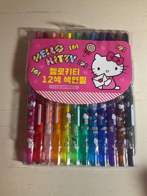 hello kitty crayons! Hello Kitty School, Pretty School Supplies, Images Hello Kitty, Cute Stationary School Supplies, Hello Kitty House, Hello Kitty Crafts, Pretty Pens, Stationary School, Cute Stationary